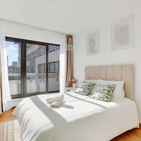 A 1 Minute Du Metro Et Parking Prive Apartmán