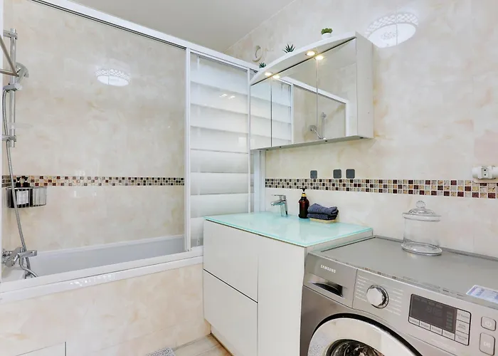 A 1 Minute Du Metro Et Parking Prive