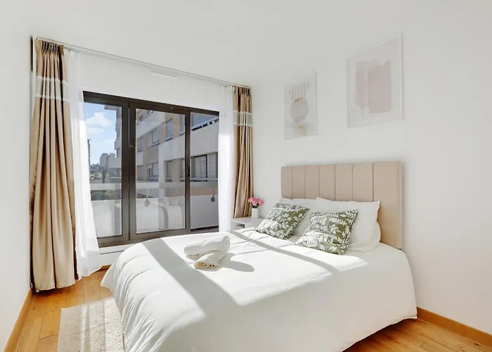 A 1 Minute Du Metro Et Parking Prive דירה